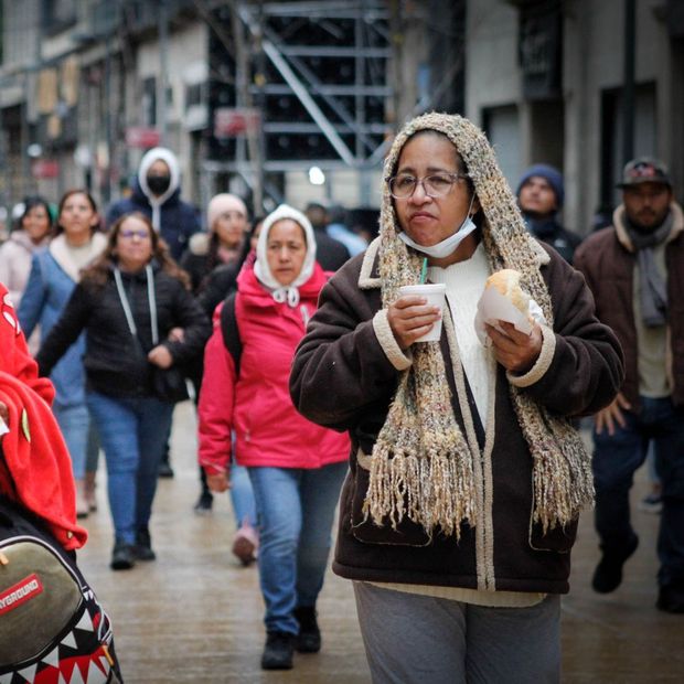 Capitalinos se abrigan ante la persistencia de ambiente frio. Foto: Cuartoscuro